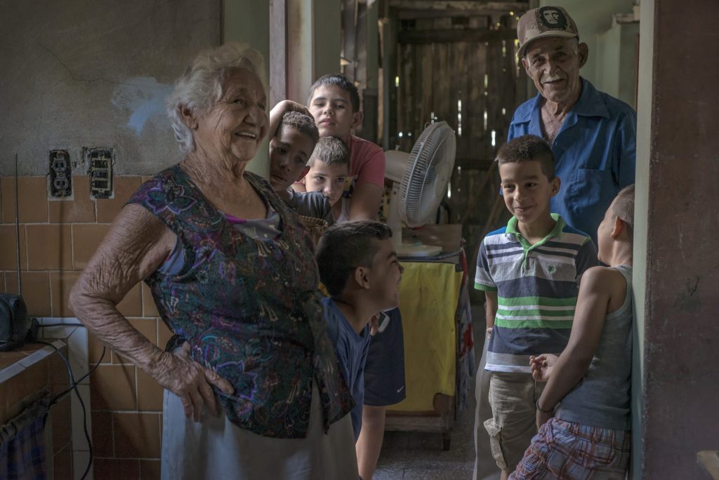 "MON GRAND PERE, CE GUERILLERO" Cienfuegos, Cuba (2017)
 "Le vieil homme m’invite chez lui et me raconte son histoire. Il s’est battu aux côtés de Fidel Castro, il me montre toutes ses médailles. Ses petits-enfants débarquent et l’entourent. Sa femme est là. Je fais un pas en arrière et capture ce portrait de famille."