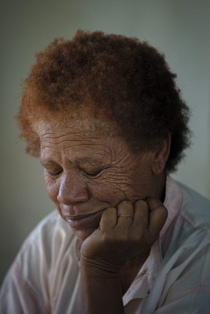 "Lady Smile" (Cap Vert, Sao Vicente, 2016)

Ma photo du bonheur. 


Dans un petit village près de Salamansa, une femme joue aux dés avec un homme plus jeune. L'espace d'un instant, elle s’appuie sur sa main et réfléchit. Un éclat de sérénité. Des rides sages et optimistes. Un visage bienveillant.
