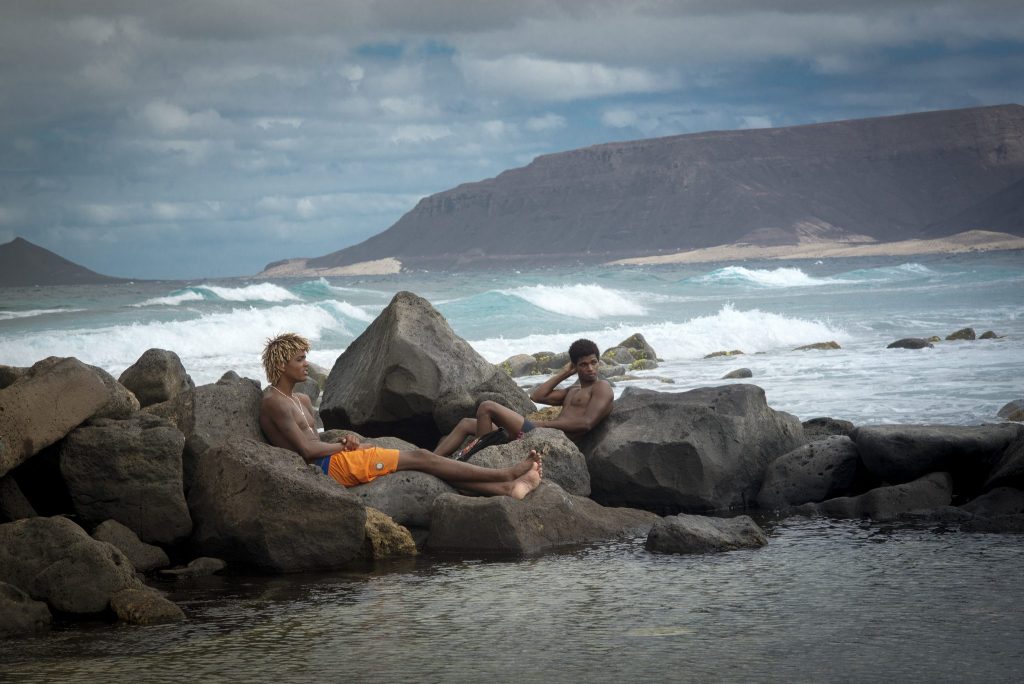 Sao Vicente, Cabo Verde, 2016. "Ici, en bout d'île, les familles viennent pique niquer le dimanche. Les jeunes, au bout du ponton, tentent de plonger acrobatiquement pour impressionner leurs copains." photo Matthieu Ponchel