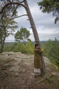 Carolina, tree hugger, and her pine hugged tree (Fontainebleau, 2017)

"The tree soothes me. It transmits us energy."
"L'arbre m'appaise. Il nous transmet de l'énergie."